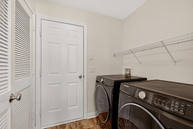 Building Photo - Beautiful 3 Bed Townhome In the Heart Of Village Of West Clay!