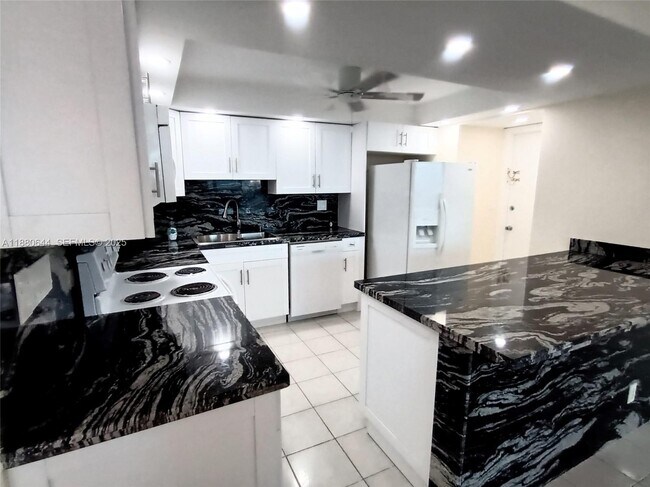 Building Photo - 1410 S Ocean Dr