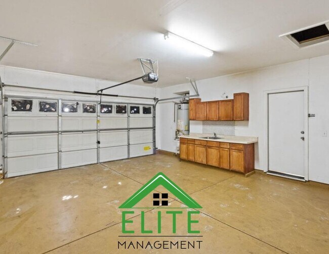 Building Photo - **Spacious 4-Bedroom, 2.5-Bath Home with L...