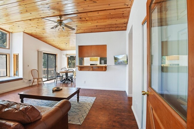 Building Photo - Cozy Armstrong Tract Long Term Furnished L...