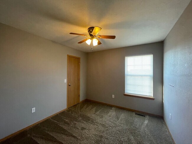 Building Photo - 3 Bedroom Home in Clever Available Now!