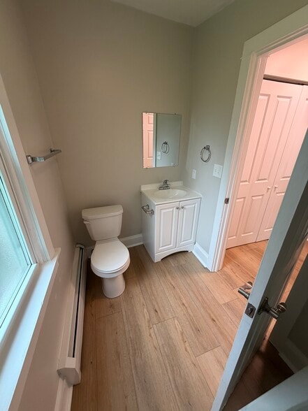 1st Floor Full Bathroom - 654 Poplar St