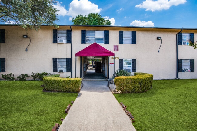 Building Photo - Courtyards at Gateway