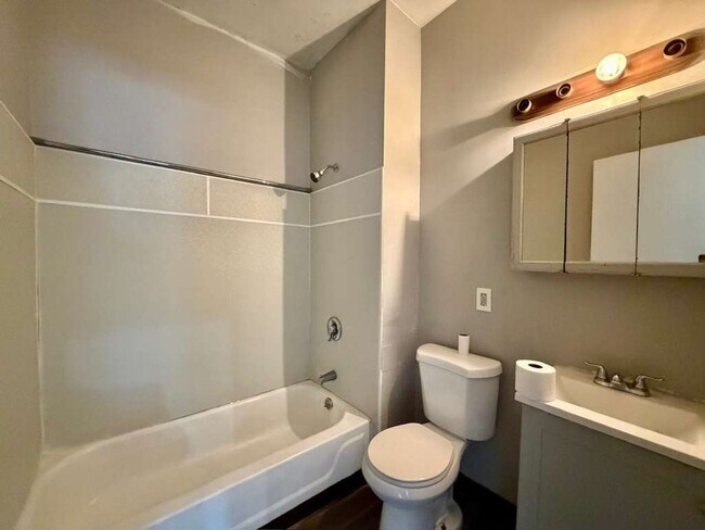 Building Photo - 618 E 97th St