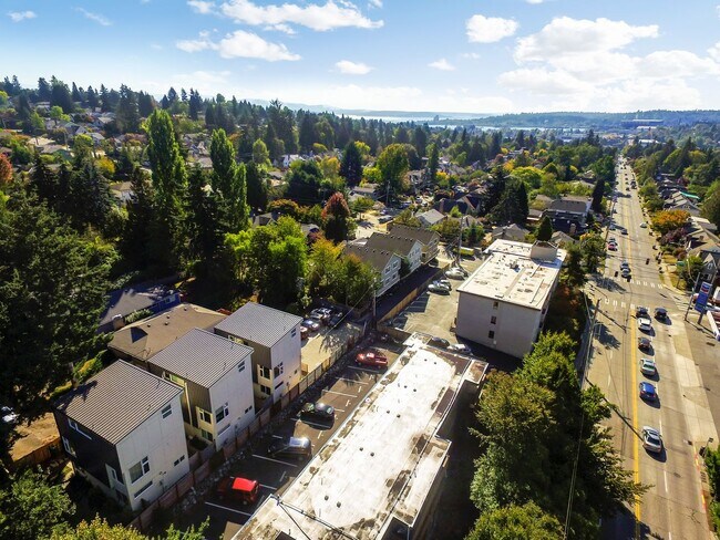 Building Photo - 2510 NE 65th St