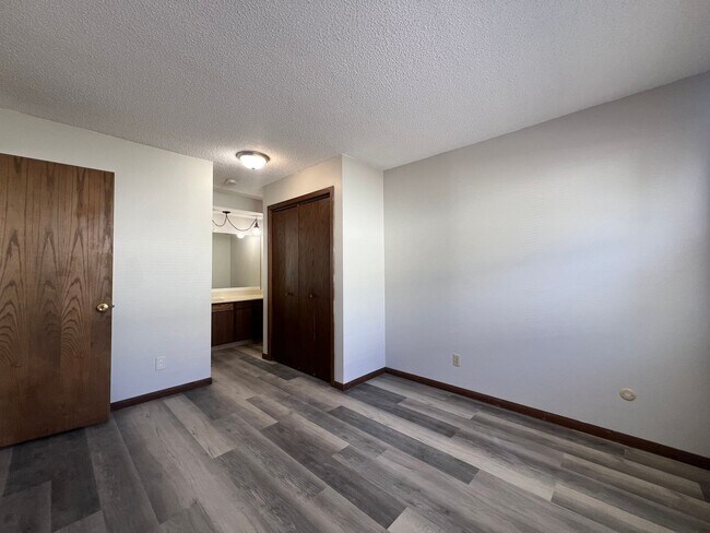 Building Photo - 1 bed 1 bath apartment with LVP flooring