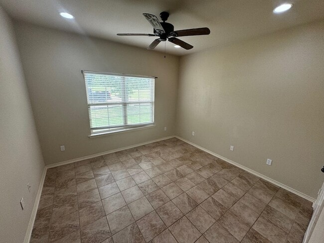 Building Photo - 113 Summer Creek Dr