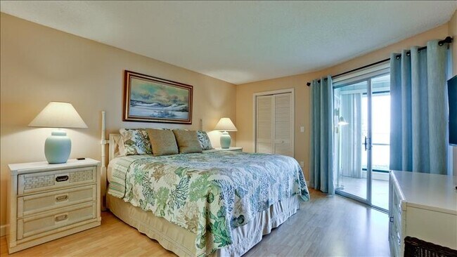 Bedroom 1 w/ en-suite bathroom and water view - 6400 Flotilla Dr