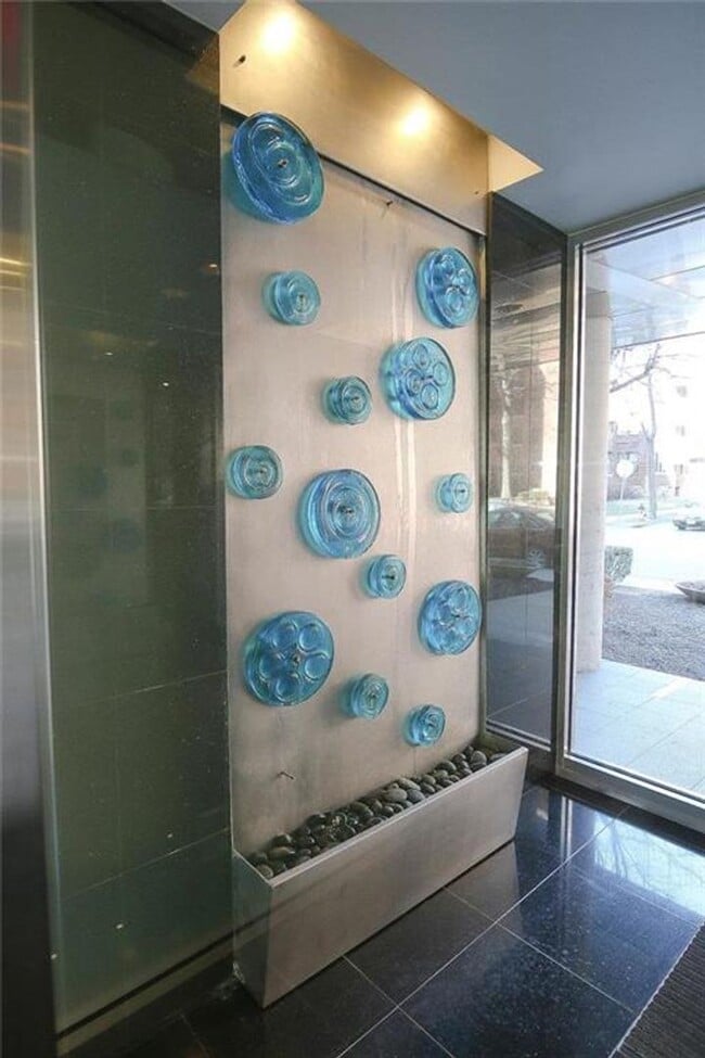 Building Photo - {803 #604} Churchill Condo Located on the County Club Plaza + In-Unit W/D + Parking Included