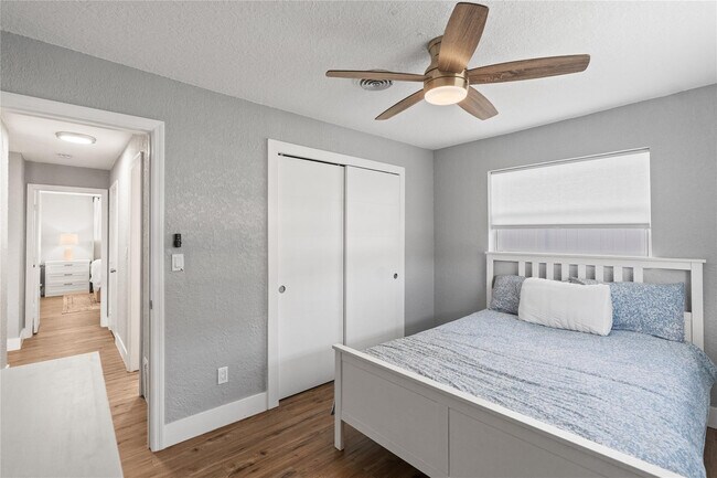 Building Photo - 1960 NW 32nd Ct