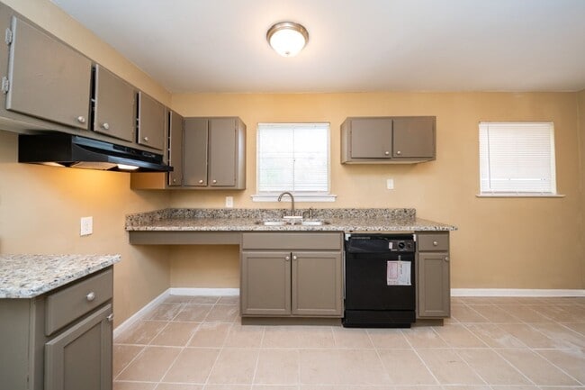 Building Photo - 213 Pine St