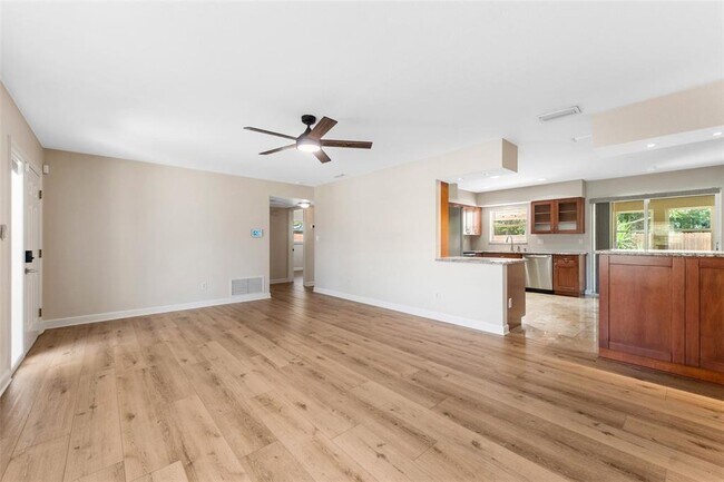 Building Photo - 1431 San Helen Dr