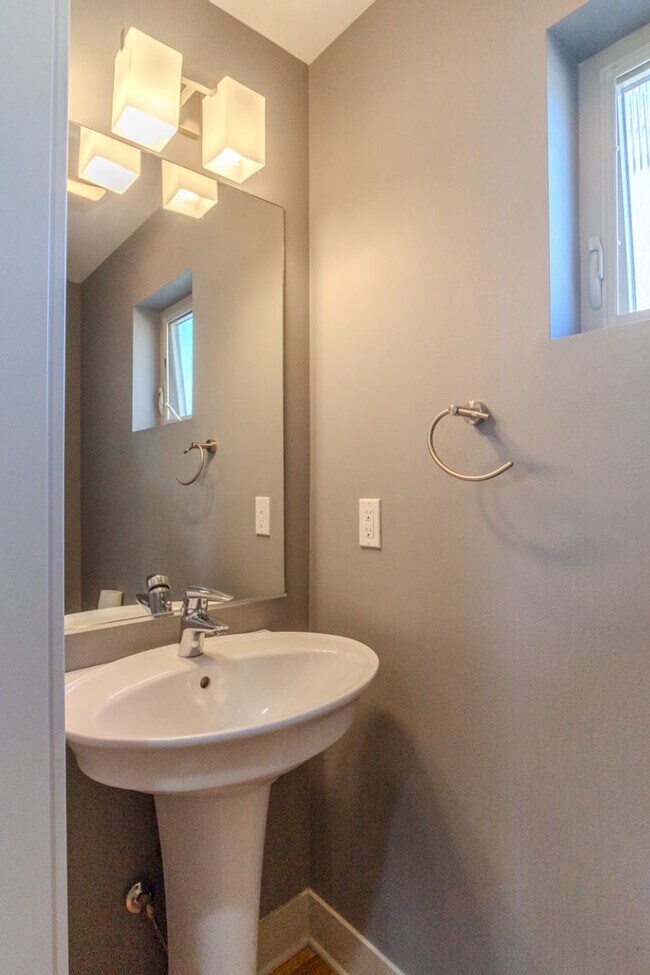 Building Photo - 3Bd/2.5Ba Seattle Townhouse