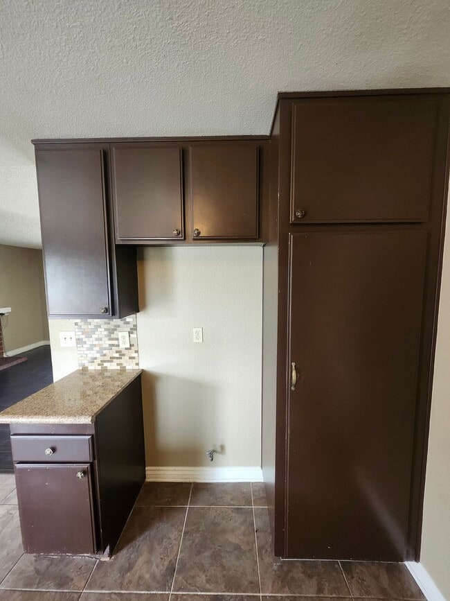 Building Photo - Inviting 3-Bedroom Home