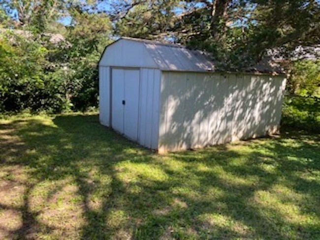 Building Photo - 3 Bed, 1 1/2 Bath, 1 Car Garage, Fenced Yard!