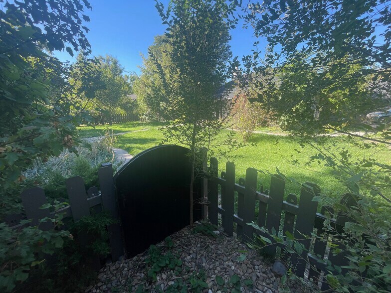 Building Photo - 1991 Glen Garry Dr