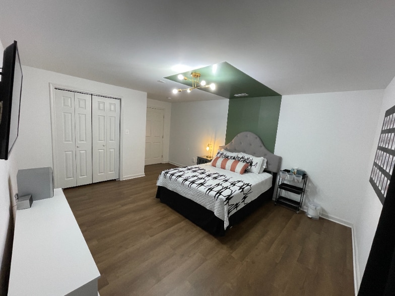 Building Photo - 57 B