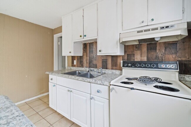 Building Photo - Cozy Efficiency w/ ALL BILLS PAID