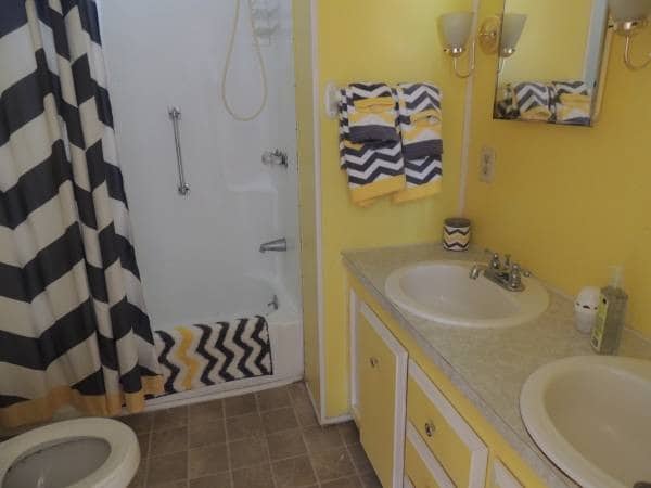 LARGE MAIN BATH HAS A TUB - 6120 Biscaya Ave