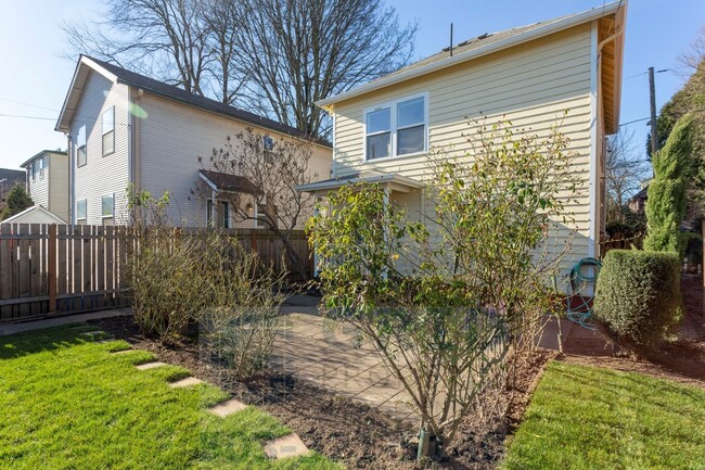 Building Photo - Charming 3 Bedroom Craftsman - Located near Mississippi Avenue!