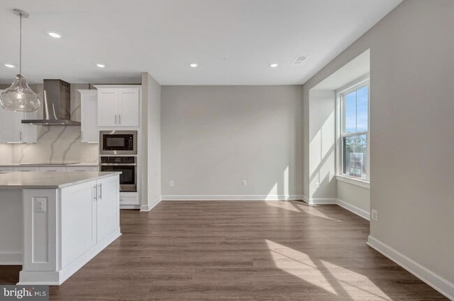 Building Photo - 43769 Metro Ter