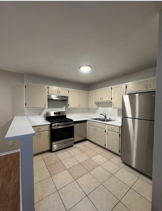 2 BEDROOM/KITCHEN - 719 Orange Grove Ave