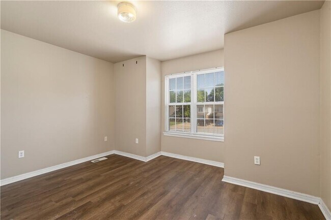 Building Photo - 2910 Dawn Ct