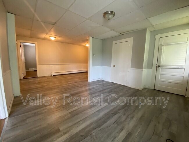 Building Photo - 747 Main St