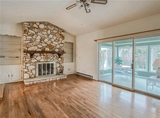 Building Photo - 255 Starritt Ln