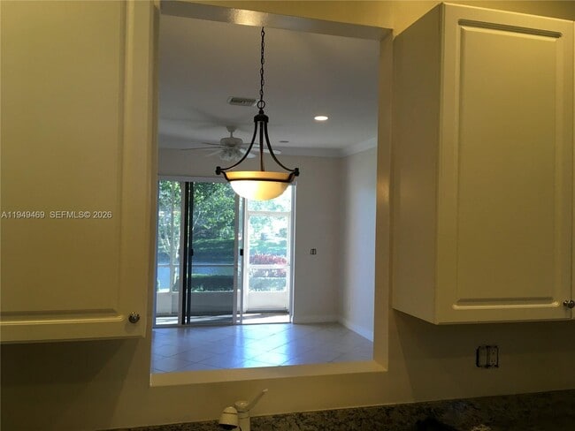 Building Photo - 3338 Lakeside Dr