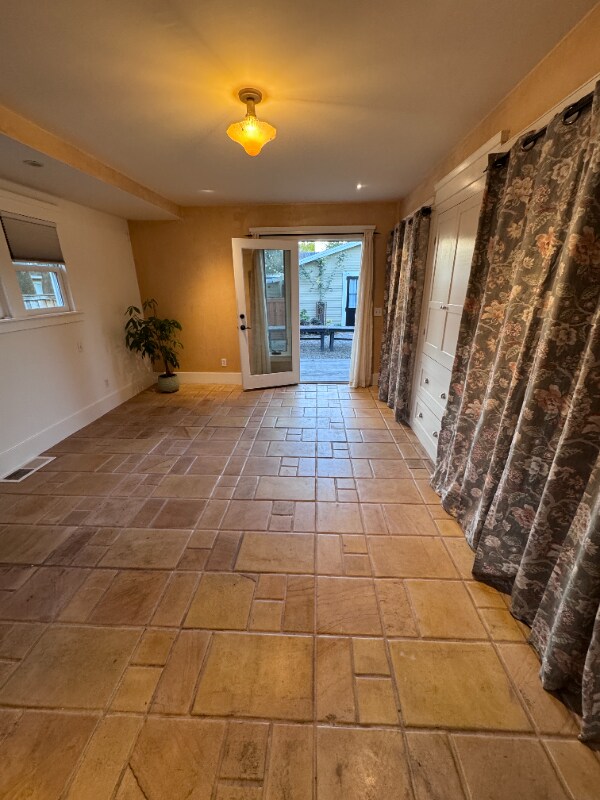 Building Photo - 643 Wright St