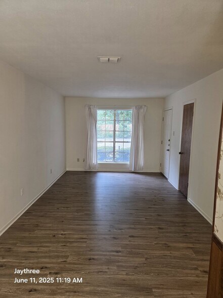 Living Area - 905 N 24th St