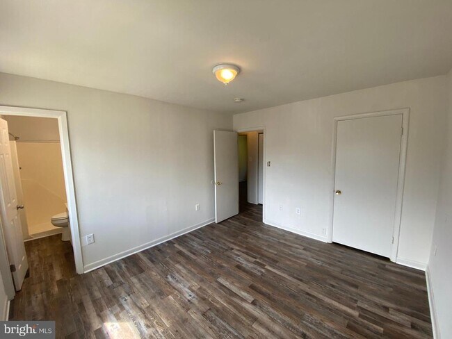 Building Photo - 4249 Normandy Ct