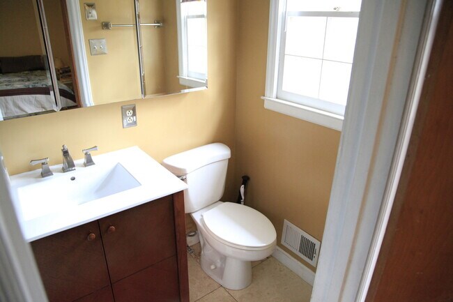 Building Photo - Spacious split level home, see today!
