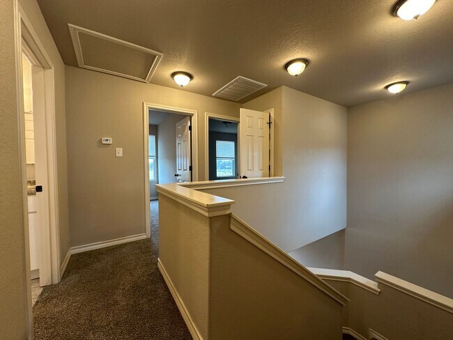 Building Photo - Town home for rent