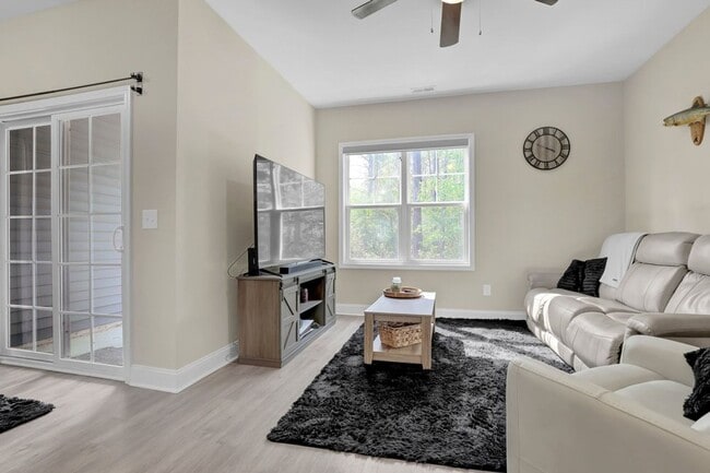 Building Photo - 424 Guppy Lp Rd