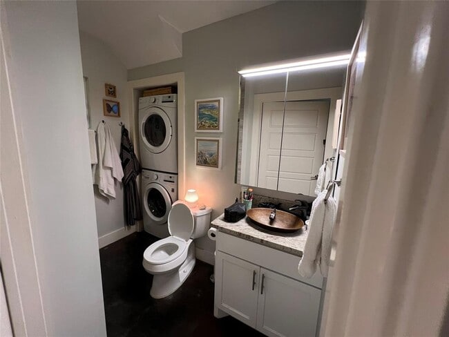 Building Photo - 2206 E 9th St