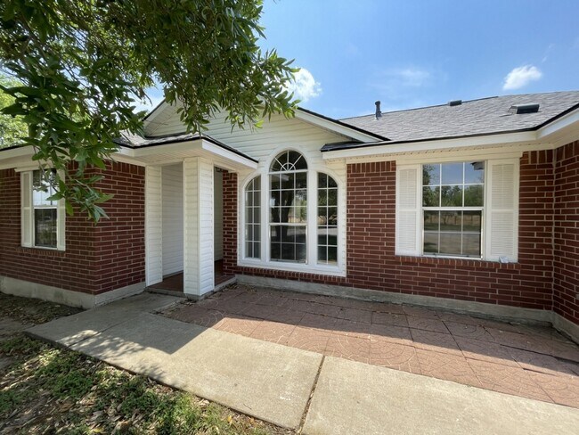 Building Photo - 1505 St Croix Ln