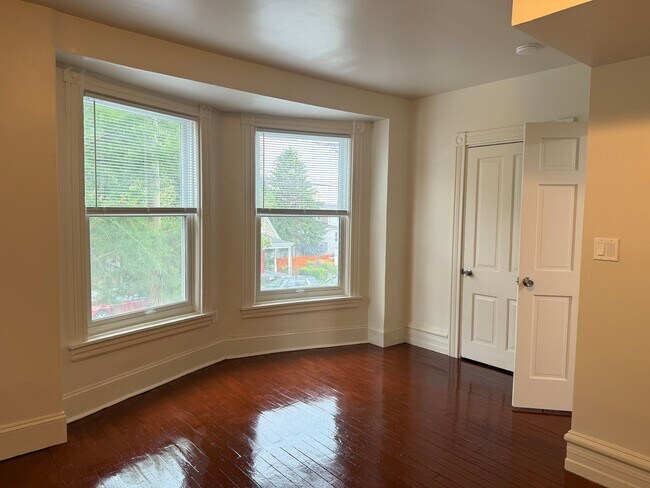Building Photo - Newly Renovated 3 Bedroom 2 Bathroom Apartment in Prime Location - Washer/dryer in unit!