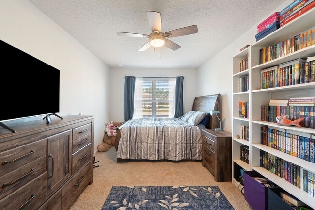 Building Photo - Gorgeous and Spacious 5/3 Home with Commun...