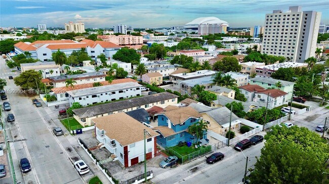 Building Photo - 236 SW 10th Ave