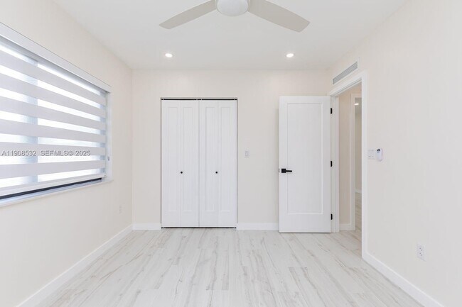 Building Photo - 5641 SW 67th Ave