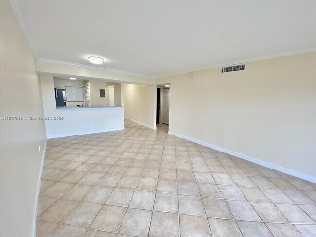 Building Photo - 8881 Fontainebleau Blvd