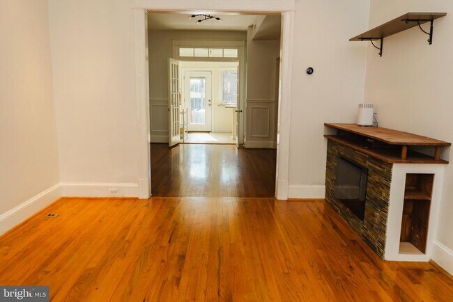 Building Photo - 636 Kenyon St NW