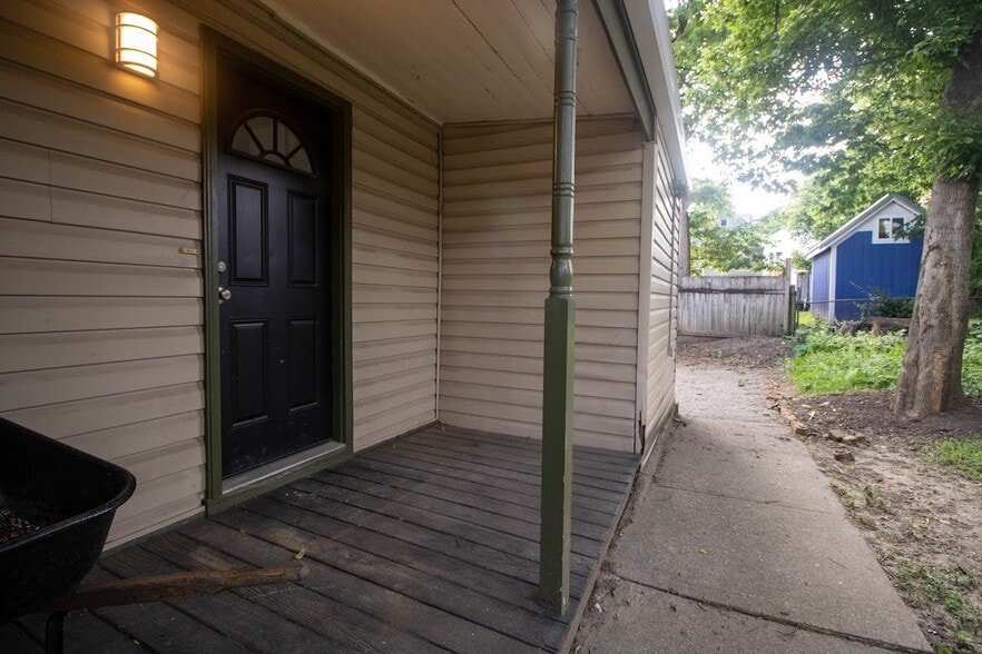 Building Photo - 4123 Lakeman St