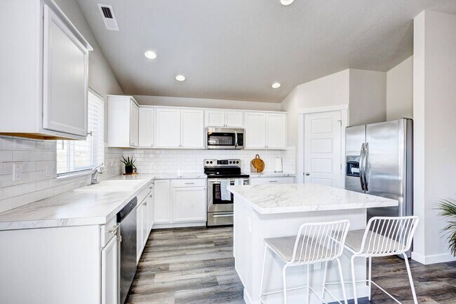 Building Photo - 4985 W Grand Rapids Dr