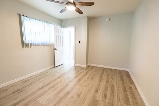 Interior Photo - 18404 Vincennes Street