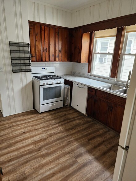 Kitchen with oven - 303 S 3rd Ave