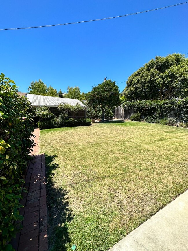 Building Photo - 3BD/1BA HUGE BACKYARD in Point Loma!