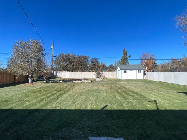 Building Photo - Large Park Like Yard! Three Bedroom One Ba...